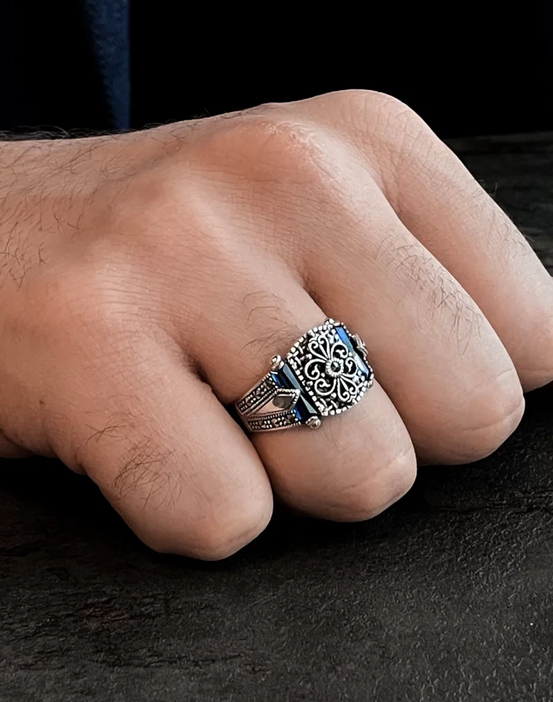 Cesur Görünümlü Modern Tasarım Safir Baget Taşlı Gümüş Erkek Yüzüğü